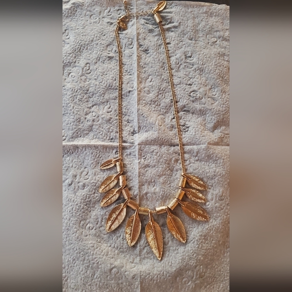 Leaf Design Goldtone Necklace 🌴